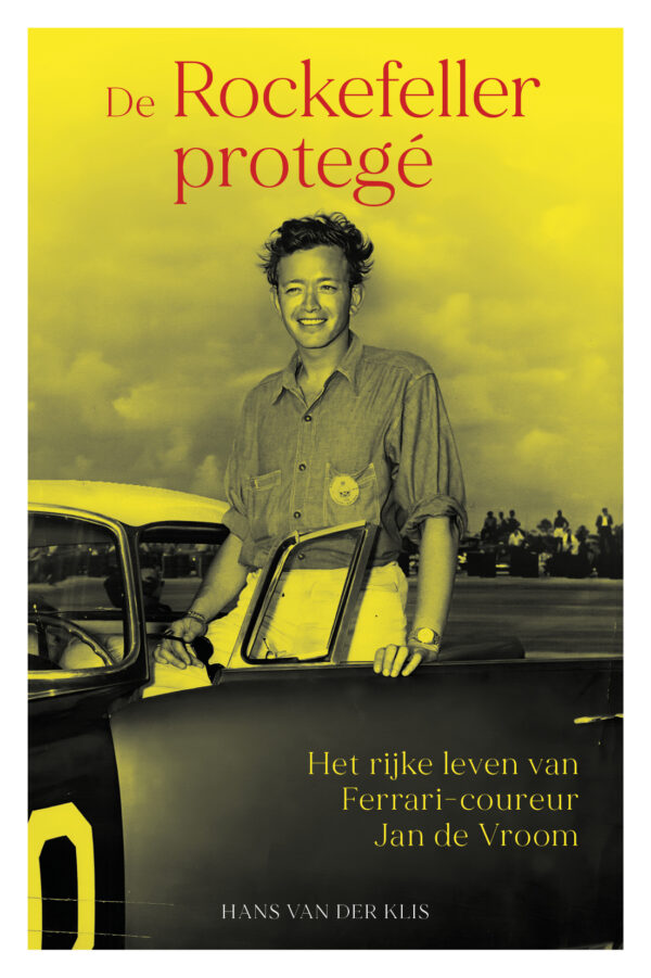 Boekomslag. Foto van een jonge Jan de Vroom in de openstaande deur van een auto