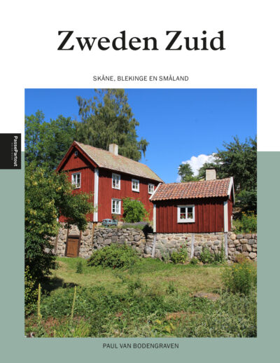 Ossenbloedrood houten huis in de typische Zweedse plattelandsstijl.