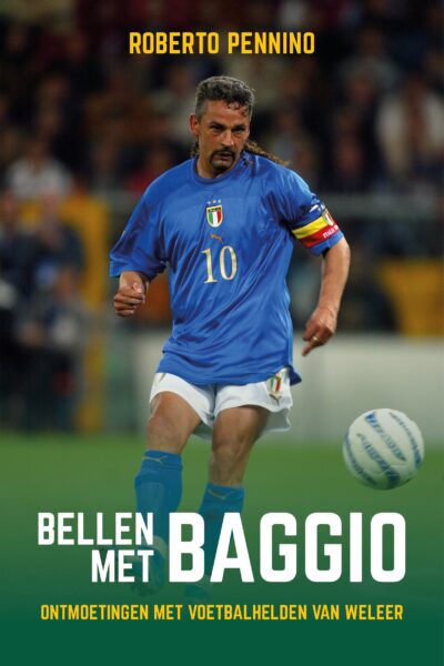 Voetballer Baggio aan de bal voor het Italiaanse elftal.