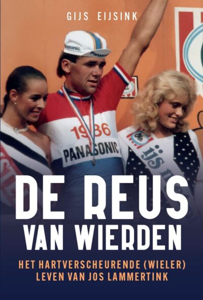 Foto van Lammertink in Nederlandse Kampioenstrui op het podium, geflankeerd door rondedames.