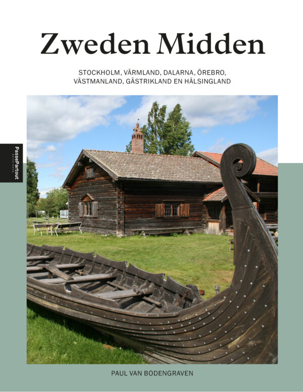 Vikingboot met houten huis op de achtergrond.