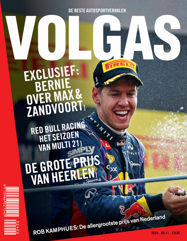 Sebastian Vettel spuit met een fles champagne na winst.