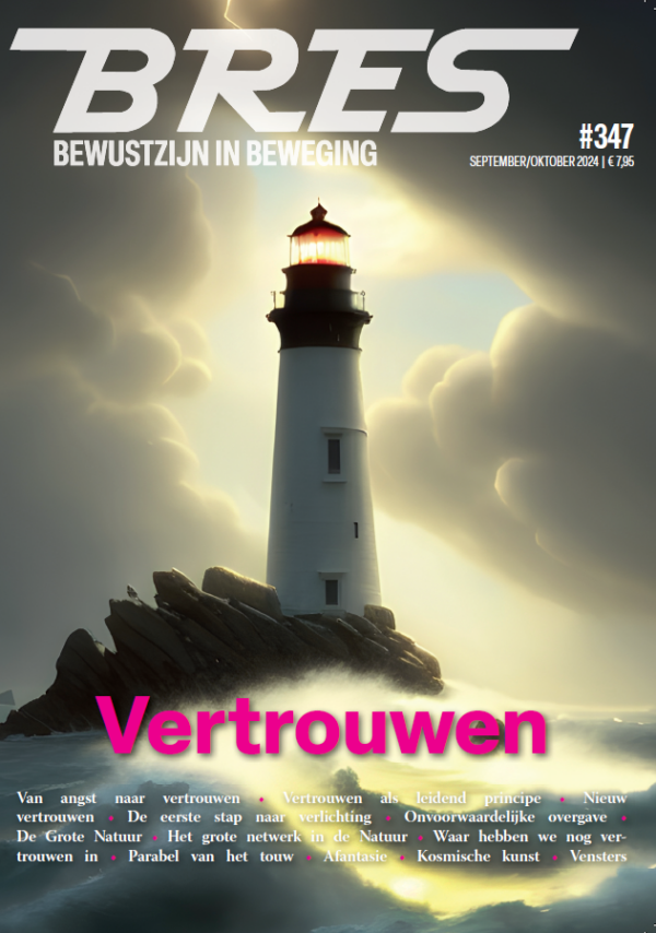 Vuurtoren op een rots, te midden van een breuk in de wolken waar de zon doorheen komt en opspattende golven.