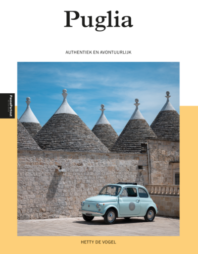 Cover van de reisgis Puglia. De foto geeft een lichtblauwe Mini auto weer, geparkeerd voor bakstenen trullo's.