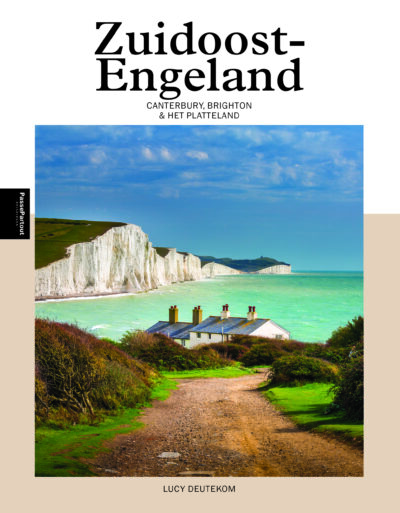 Coverfoto: de witte krijtrotsen aan de kust.