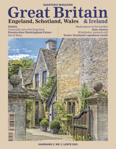 Coverfoto: straatje met historische stenen huizen in the Cotswolds.