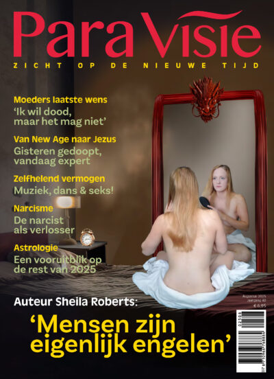 Coverfoto auteur Roberts, slechts deels bedekt door een laken, haren kammend op bed zittend met reflectie in een spiegel.